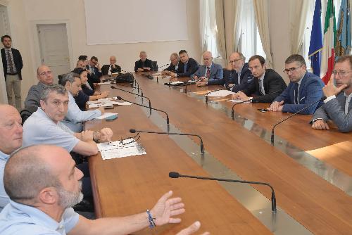 Il governatore Fedriga assieme al vice Riccardi e all'assessore Roberti durante la riunione con le sigle sindacali della Trieste Trasporti